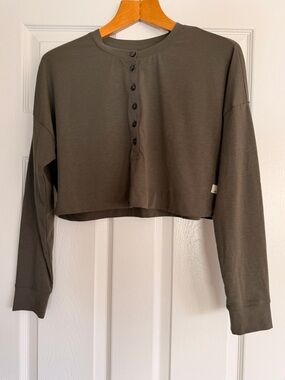 Vuori Olive Cropped Long-Sleeve Henley Size S